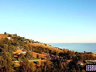 queening bigtits girlfriend eats tight cunt