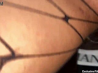 Novinha enjoys public sex at the glory hole