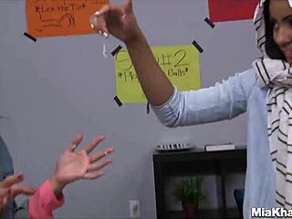 मिया खलीफा की गीली चूत शॉन लॉलेस के बड़े लंड से पूल के पास ड्रिल की जाती है