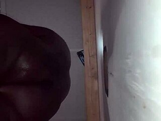 Hood milfs in texas show off their asses with thots on the street.