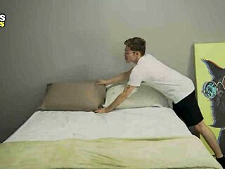 Invasor dotado fode o rabo do novinho duro