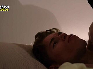 Invasor dotado fode o rabo do novinho duro