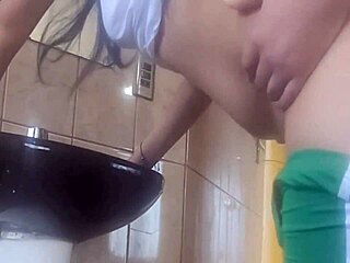 Estudiante Mexicana Caliente Teniendo Sexo Rico en el Baño del Instituto y Haciéndolo Porno Amateur con un Culote Video Real de Mexicana en el Baño del Instituto