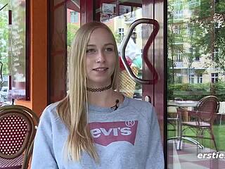 Ersties - Sprachkorrespondentin Sirena Hat Auf Ihren Reisen Immer Ein Spielzeug Dabei