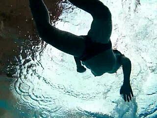 teen strips quick to show sexy body underwater! 😍