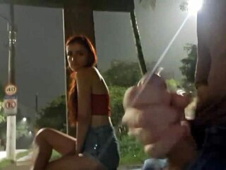 eu arrisco uma punheta na rua pra ruiva gostosa no ponto de ônibus