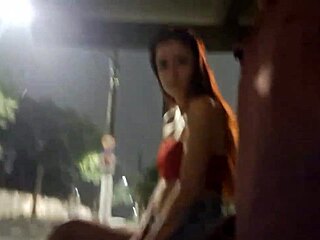 eu arrisco uma punheta na rua pra ruiva gostosa no ponto de ônibus