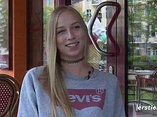 Ersties - Sprachkorrespondentin Sirena Hat Auf Ihren Reisen Immer Ein Spielzeug Dabei