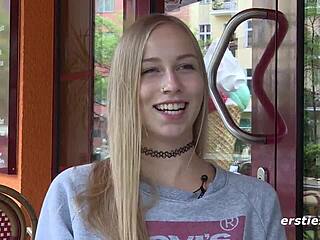 Ersties - Sprachkorrespondentin Sirena Hat Auf Ihren Reisen Immer Ein Spielzeug Dabei