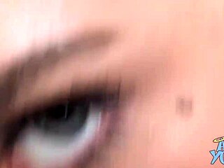 एंजल यंग 18+ एलेक्स को अपने बड़े टिट्स पर हस्तमैथुन करते हुए पकड़ती है निजी पल में