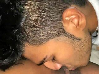 Follo con mi hermanastra en el sofa de la casa