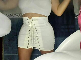 I’m obsessed with this huge bbw culo caught peeing in public bathroom!