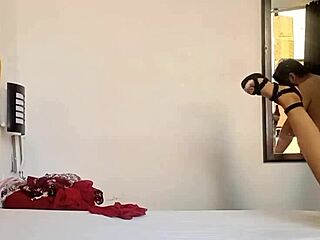 grabo a mi padrastro mientras me ve probándome ropa y termine con la polla dentro de mi coñito