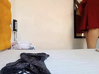 grabo a mi padrastro mientras me ve probándome ropa y termine con la polla dentro de mi coñito