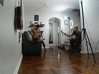 Skinny an�zinha rabuda gets fucked hard in suruba