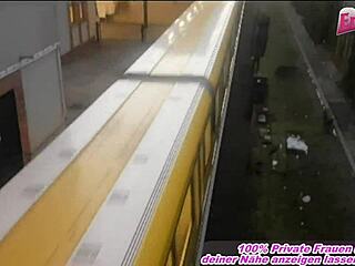 deutsche schlampe pisst öffentlich in die handtasche, what a public flash