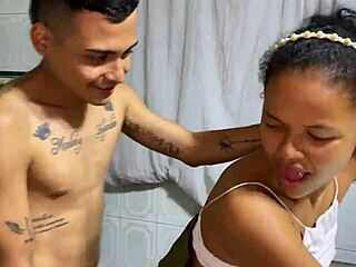 I’m banging my hermanastra for her massive coño