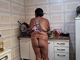 madrasta leva muita gozada no rosto na cozinha de casa