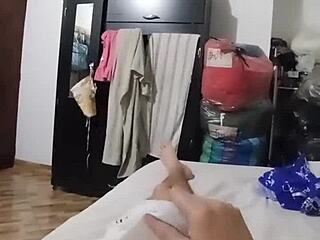 No sabia que el vecino estaba grabando mientras le estaba chupando el pene espero que mi esposo no se entere