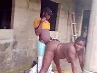 इलेक्ट्रीशियन फैक्टरी के बाहर मैडम को हार्ड ड्रिल करता है गीले इंटेंसिटी के साथ