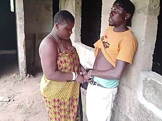 इलेक्ट्रीशियन फैक्टरी के बाहर मैडम को हार्ड ड्रिल करता है गीले इंटेंसिटी के साथ