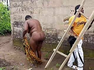 इलेक्ट्रीशियन फैक्टरी के बाहर मैडम को हार्ड ड्रिल करता है गीले इंटेंसिटी के साथ