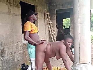 इलेक्ट्रीशियन फैक्टरी के बाहर मैडम को हार्ड ड्रिल करता है गीले इंटेंसिटी के साथ