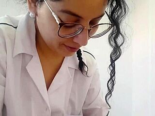 Latina Babyluna Gets Handjob After Shaving