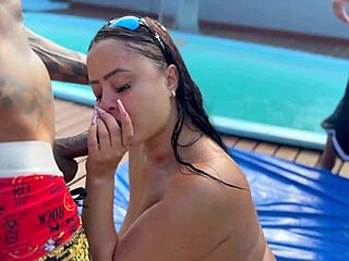 Putaria na piscina com varias novinhas.