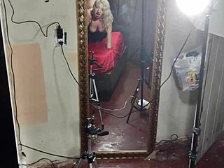 Actress hotferma wants to show her butt after filming, teasing the camera with her curves.