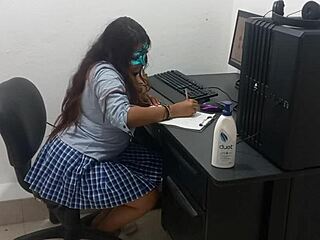 18 साल की लड़की आधी नंगी पढ़ती है