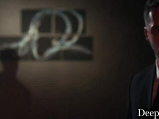 An obsessive collector engages with the erotic artist Mia in a captivating encounter