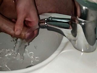 mi rado il cazzo poi mi eccito e sborro ass masturbation shaved solo handjob