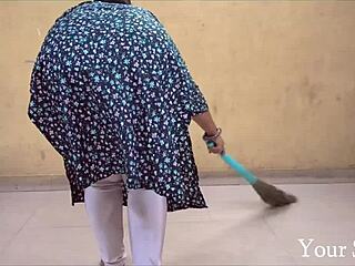 Malik's Custom Video: Sexy Mother-In-Law Gives Blowjob And Handjob For Cumshot