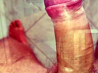 Apri la bocca e bevi la mia sborra troia dialogo sporco italiano - sborrata di un ragazzo sexy in t-shirt