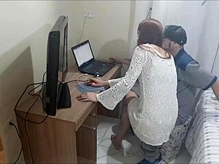 Safada Sem Calcinha Recebe Técnico Da Net