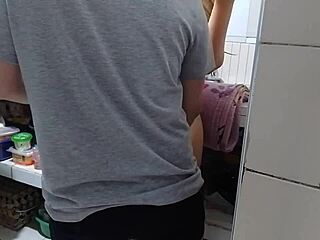 latina stepmom kitchen mein tease karti hai.