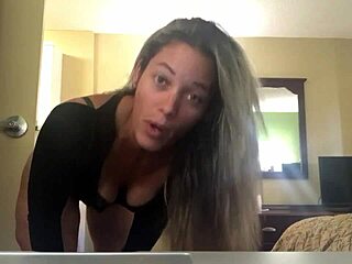 sexy white milf shakes her jiggly asscheeks for you on camera