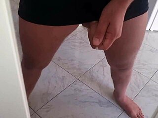 Apri la bocca e bevi la mia sborra troia dialogo sporco italiano - sborrata di un ragazzo sexy in t-shirt