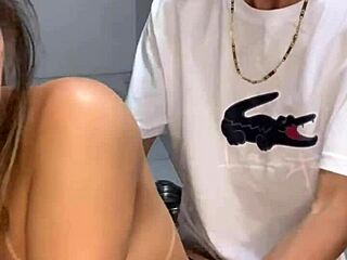 A prima não resistiu em ver o volume no shorts do primo e deu um chã de buceta nele!