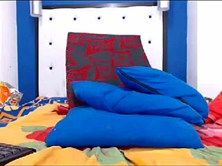 Tranny beauty jerks off to completion 😍 with a big cumshot