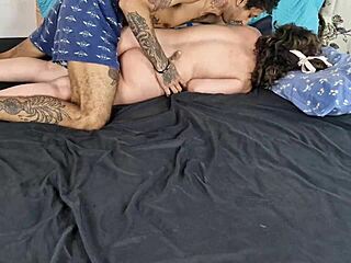 वाइल्ड स्लट ब्लैक कॉक क्रीमपाई पर मज्जे से हिल रही है