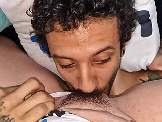 वाइल्ड स्लट ब्लैक कॉक क्रीमपाई पर मज्जे से हिल रही है