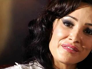 Hot moms Hannah Harper and Lisa Ann squirt