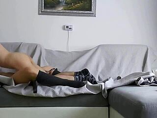 इंटेंस! भूरी बालों वाली गर्लफ्रेंड को सोफे पर जोर से धक्के मारे!