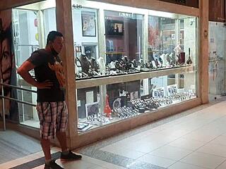 Paty Bumbum Searches Guy in Shopping Playland, Gives in Bathroom to El Toro de Oro