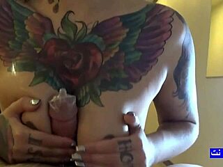 i'm fingering that teen's pussy, she's got small tits and we're tribbing