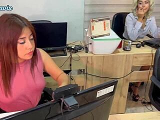 Latina Goth gaming ke dauraan jhuki hui