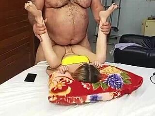 टीन निम्फोस वाइल्ड एनल थ्रीसम में डुबकी लगाती हैं