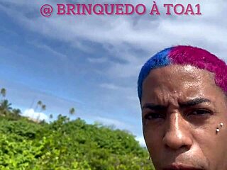 Amigos e amigas divertiram no meio do mato